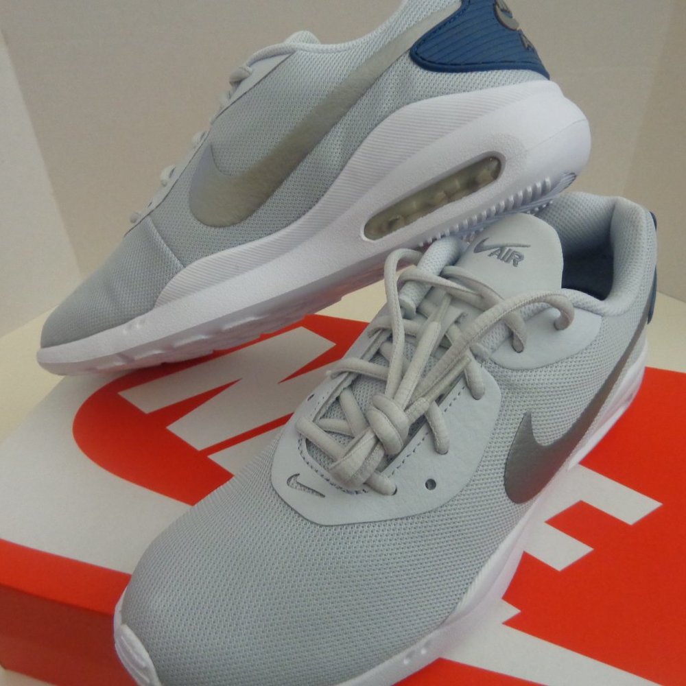 Nike Air Max Oketo. New. Women Size: 8. - Picture 3 of 9
